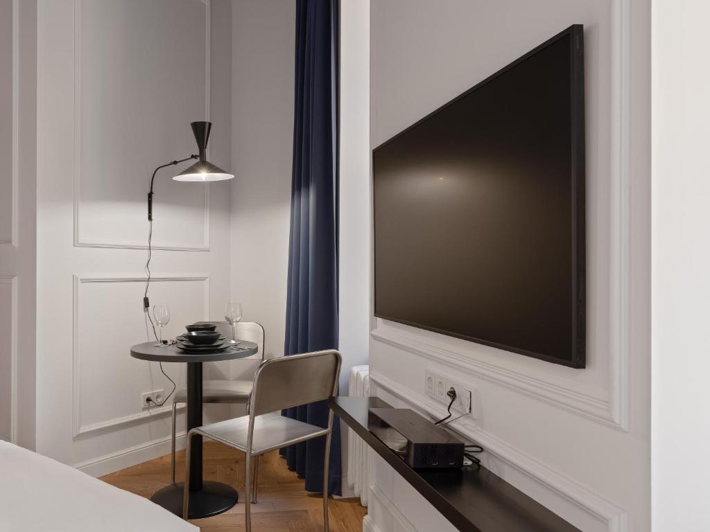 VERMA studios - 5 min to Old Town 8