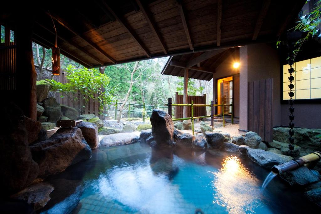 une piscine au milieu d'une maison dans l'établissement Sanso Tensui, à Hita