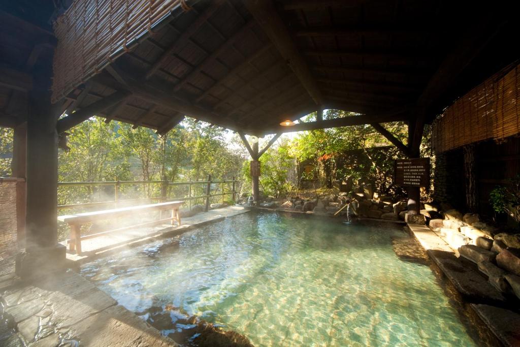 - une piscine extérieure avec un pavillon et des bancs dans l'établissement Sanso Tensui, à Hita