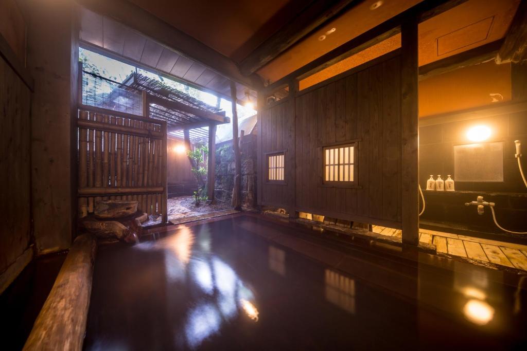 - une piscine intérieure dans un bâtiment dans l'établissement Fujiya, à Minamioguni