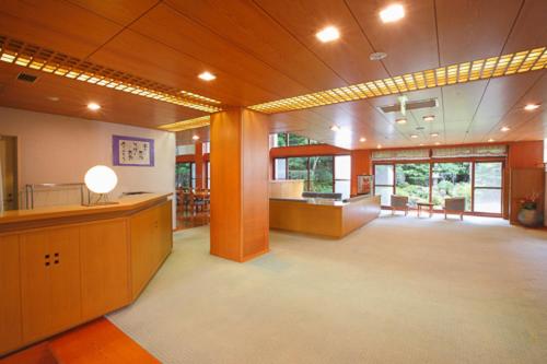 Cette grande chambre dispose d'un hall avec un bureau et des chaises. dans l'établissement Shiki Resort Hida Takayamaso, à Takayama
