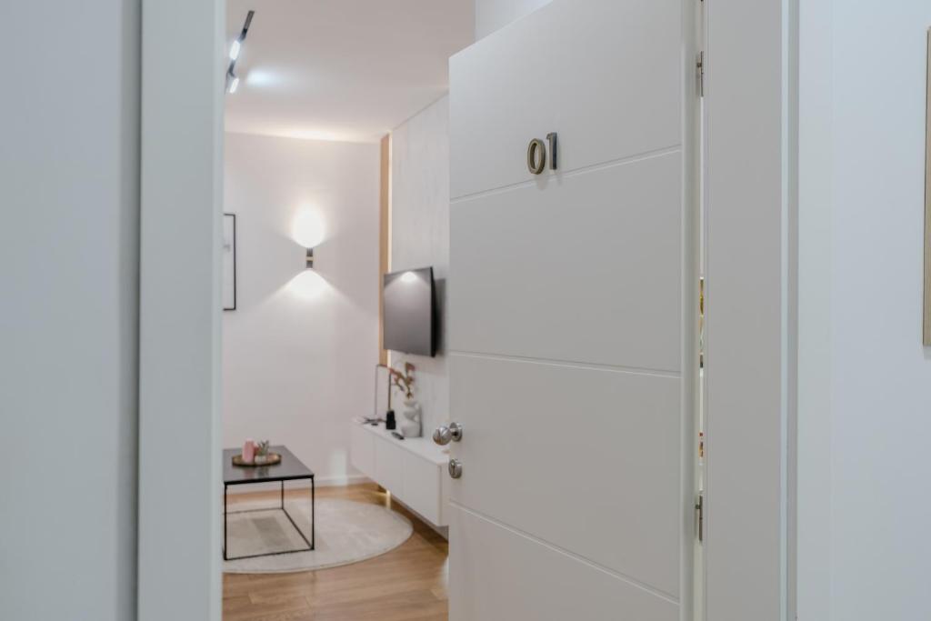 Mona Luxury Apartments - Free Garage Parking 7