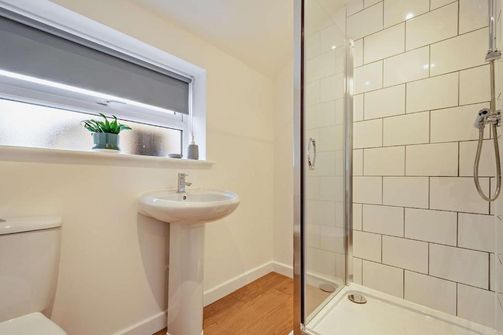 Modern, City living Apartments- Private parking 4