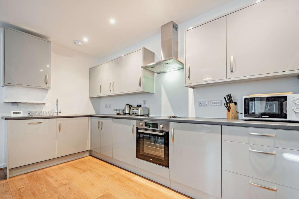 Modern, City living Apartments- Private parking 3