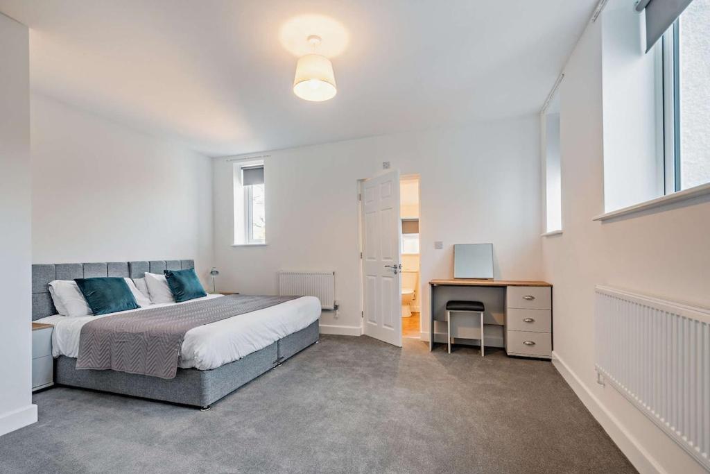 Modern, City living Apartments- Private parking 5