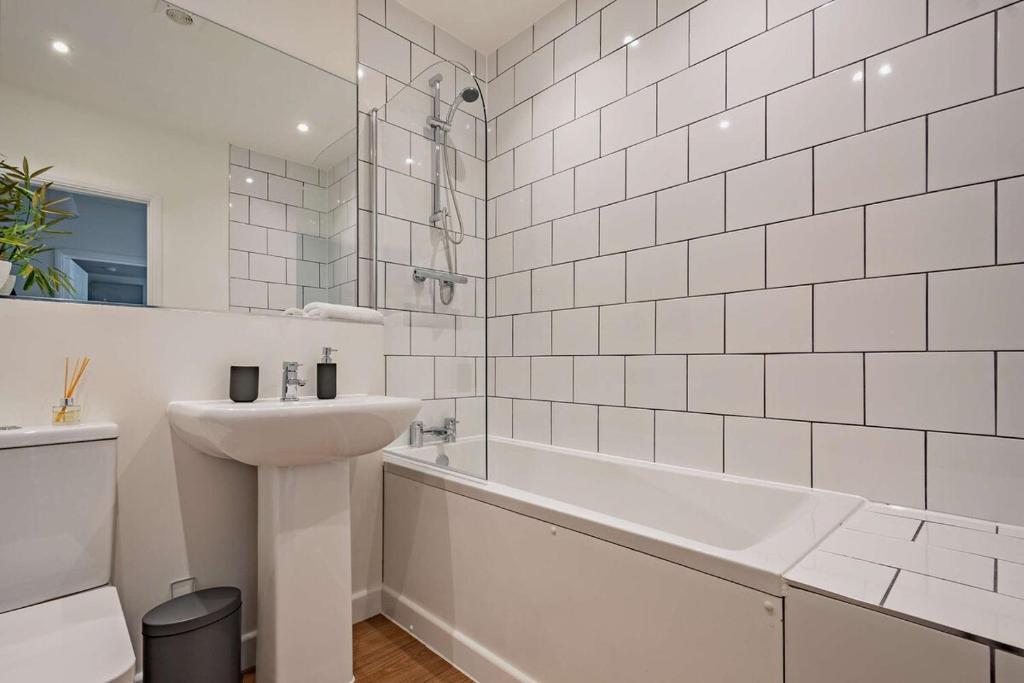 Modern, City living Apartments- Private parking 6