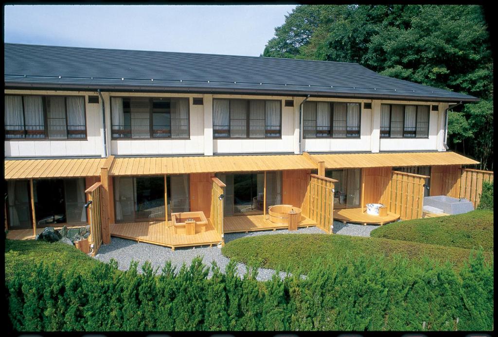 une grande maison avec beaucoup de fenêtres dans l'établissement Oyado Sansui, à Achi