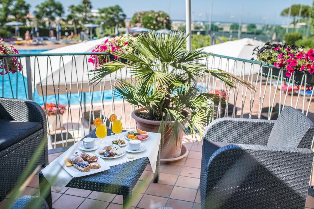- un plateau de nourriture sur une table sur un balcon dans l'établissement Hotel Royal, à Bibione