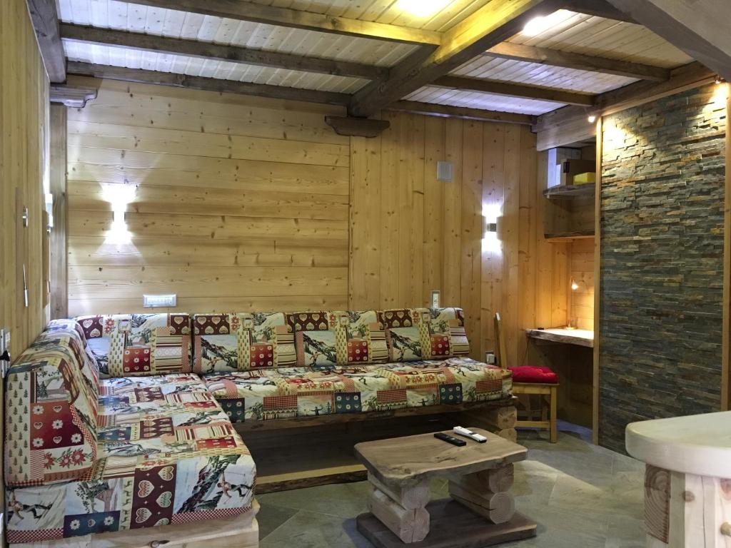 un salon avec un canapé et une table dans l'établissement Le grenier des rêves, à Les Deux Alpes