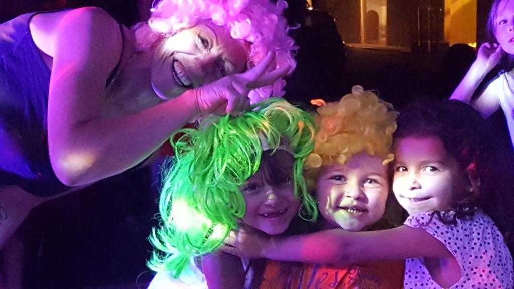 un groupe d'enfants habillés en costumes lors d'une fête dans l'établissement Camping Le Coin Charmant, à Chauzon 37 autres photos