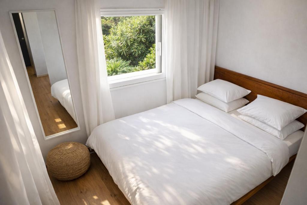 Grand Seaview Retreat - walk to the beach 8
