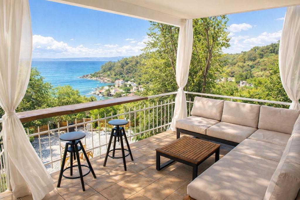 Grand Seaview Retreat - walk to the beach 2