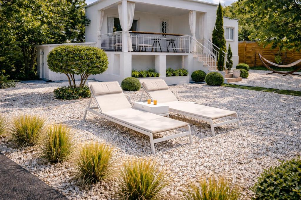 Grand Seaview Retreat - walk to the beach 4