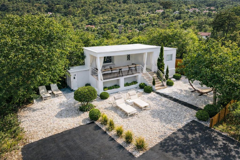 Grand Seaview Retreat - walk to the beach 3