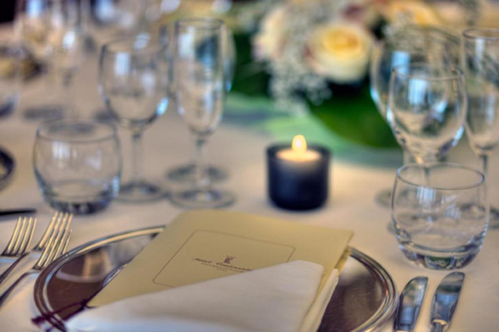 une bougie assise sur une table avec des verres à vin dans l'établissement Hotel Continental, à Santa Margherita Ligure 156 autres photos
