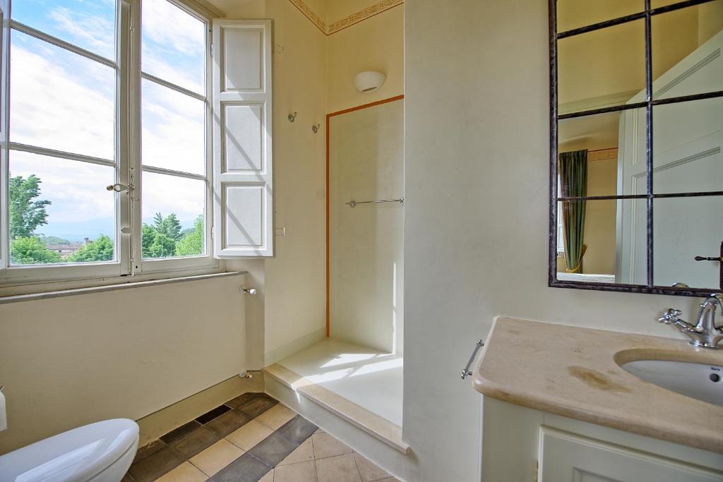 une salle de bain avec une baignoire, un lavabo et des toilettes dans l'établissement Villa Fiamma by PosarelliVillas, à Piaggiori