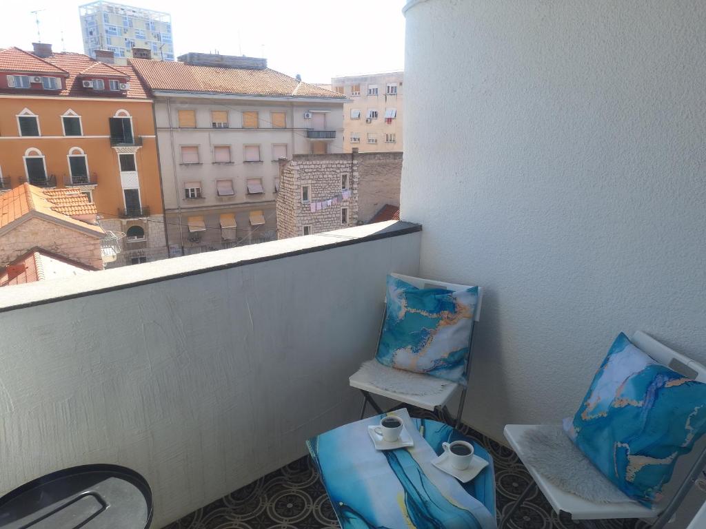 Perfect Location Split Center Apartments 3