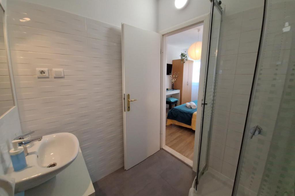 Perfect Location Split Center Apartments 3