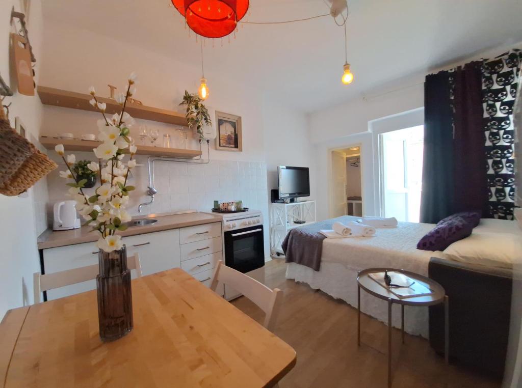 Perfect Location Split Center Apartments 2
