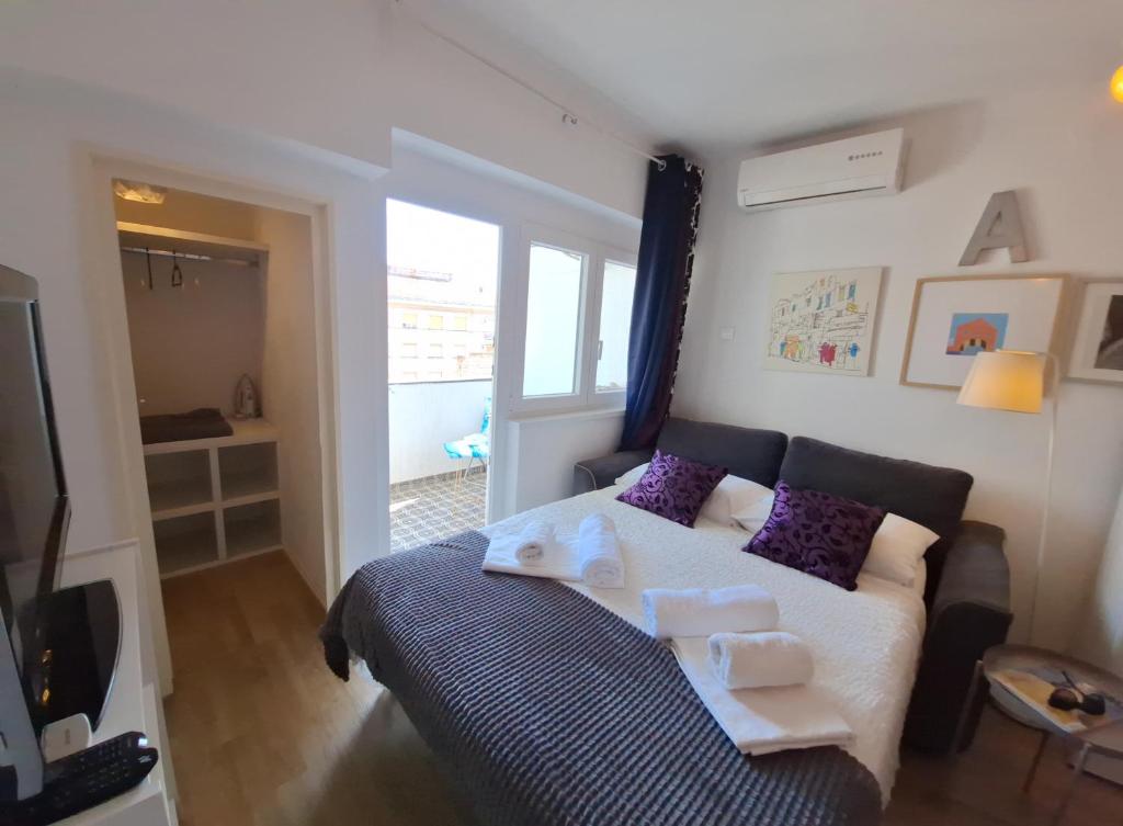 Perfect Location Split Center Apartments 4