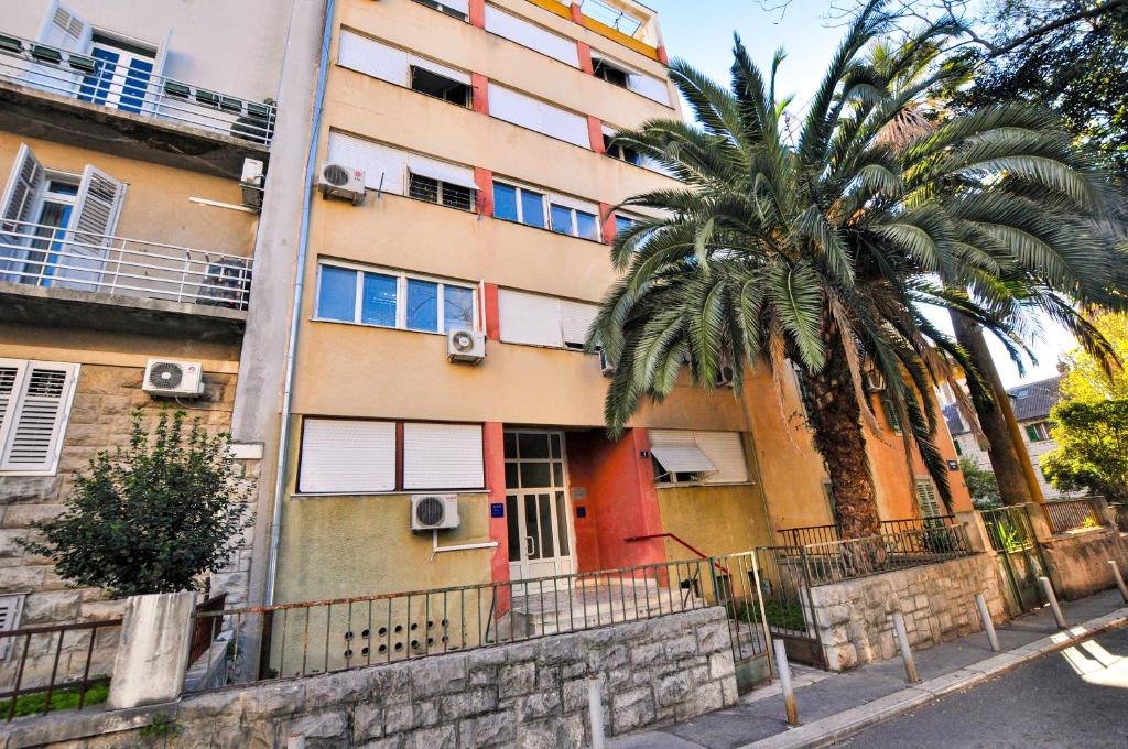 Perfect Location Split Center Apartments 6