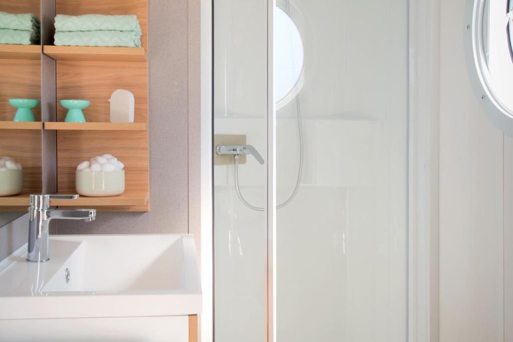 une salle de bain avec un lavabo et une douche dans l'établissement Camping la Sousta****, à Remoulins 51 autres photos