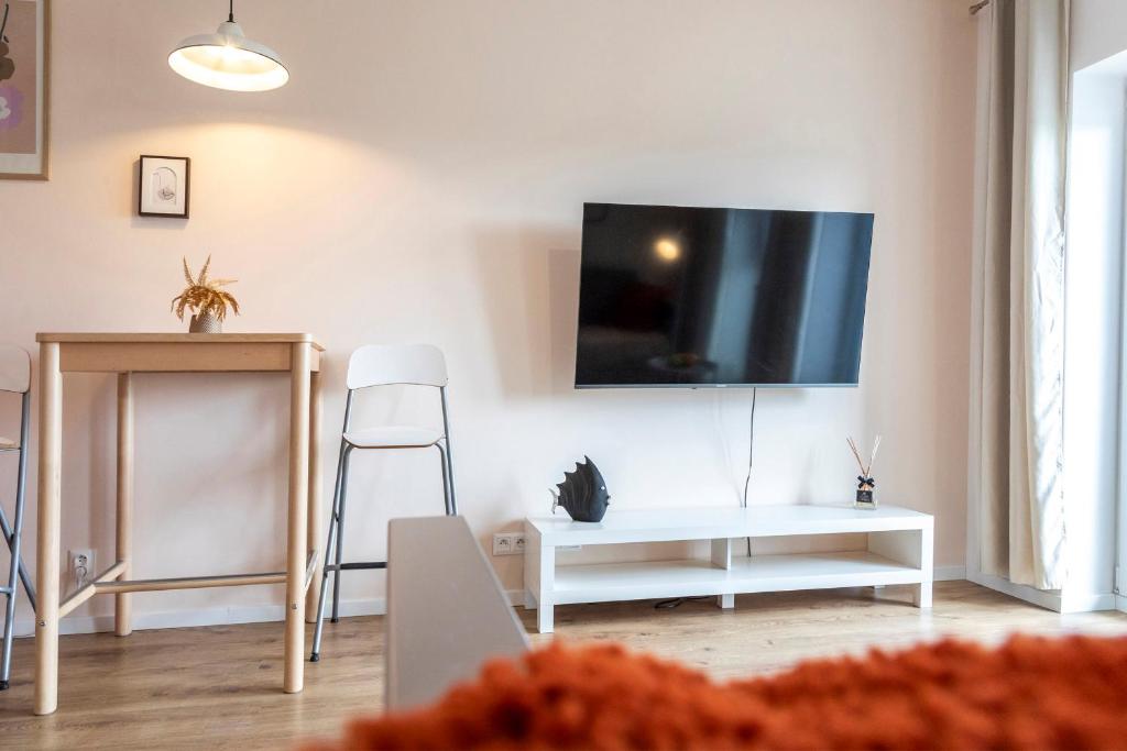 Sunny New-Build Studio, AC, Direct Tram to Center 3