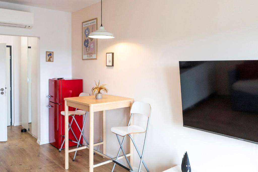 Sunny New-Build Studio, AC, Direct Tram to Center 5