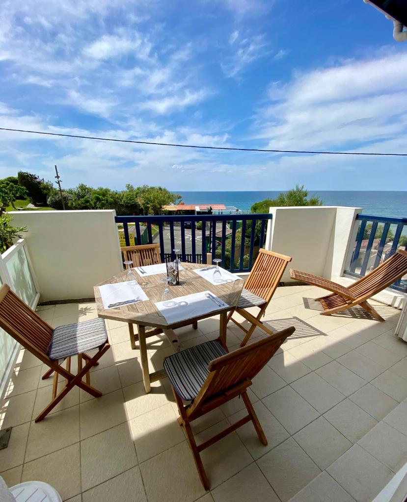 Bel appartement, 1ère ligne de mer, vue mer toutes pièces