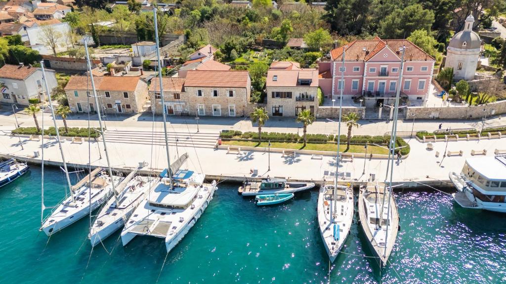 Wohnung in Hvar: Seafront Stone Home With King Beds, Garden And Balcony
