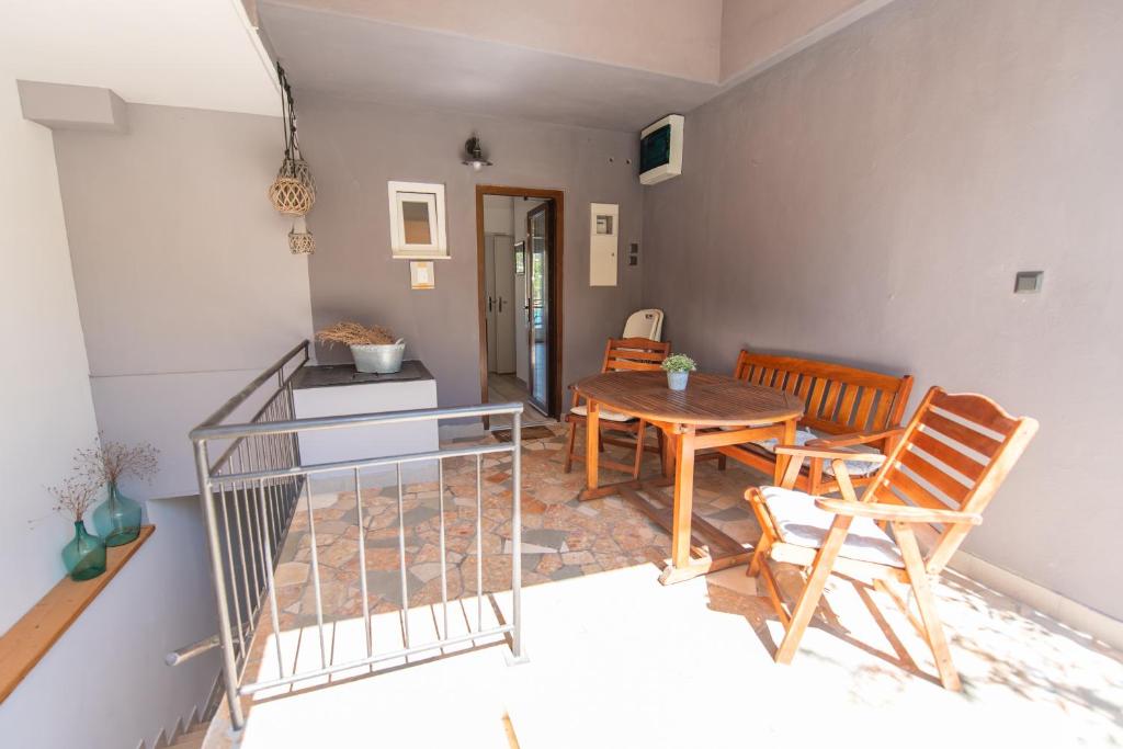 Seafront Stone Home With King Beds, Garden And Balcony 8