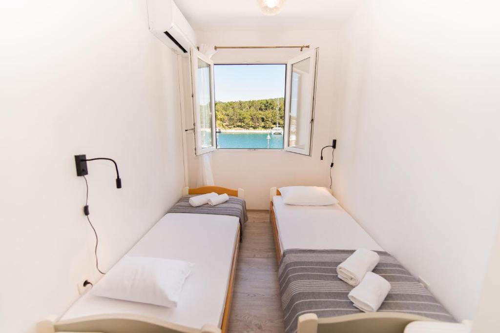 Seafront Stone Home With King Beds, Garden And Balcony 6