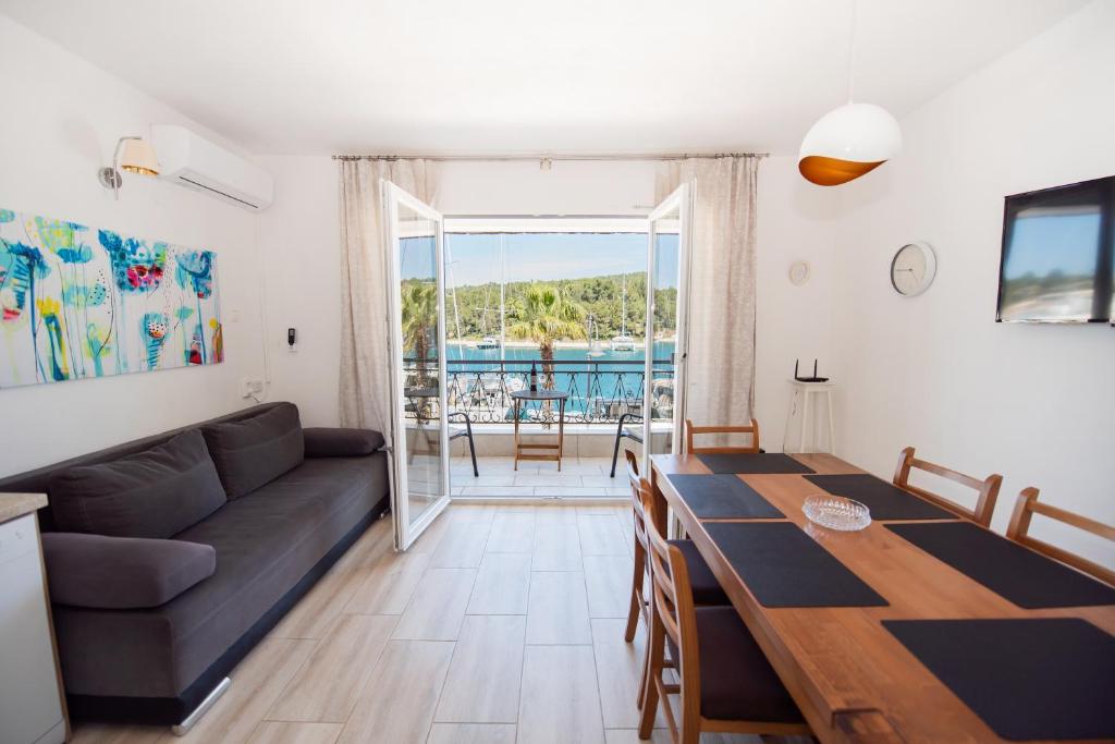 Seafront Stone Home With King Beds, Garden And Balcony 2