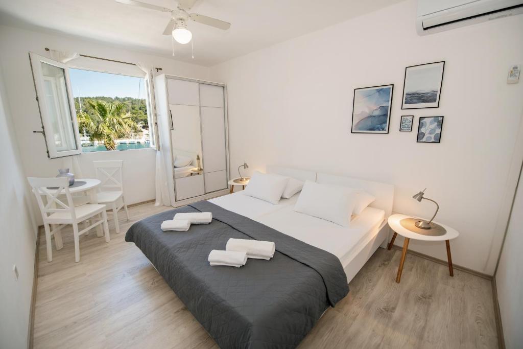 Seafront Stone Home With King Beds, Garden And Balcony 3