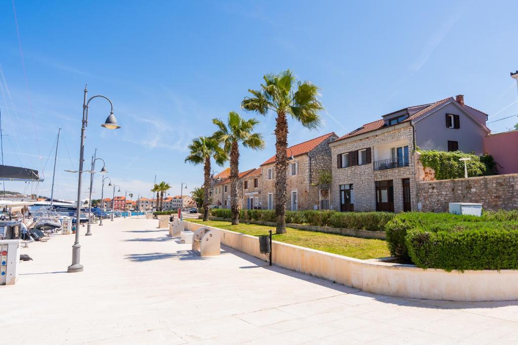 Seafront Stone Home With King Beds, Garden And Balcony 4