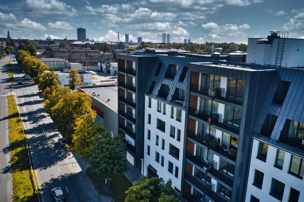 Modern central Riga apartment with balcony, gym access, dedicated parking, kitchen & AC 8