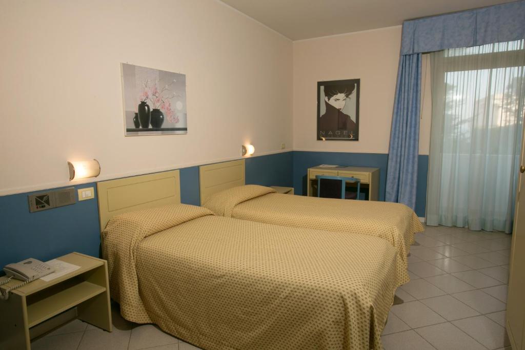 une chambre avec deux lits et une fenêtre dans l'établissement Hotel Salsello, à Bisceglie 51 autres photos