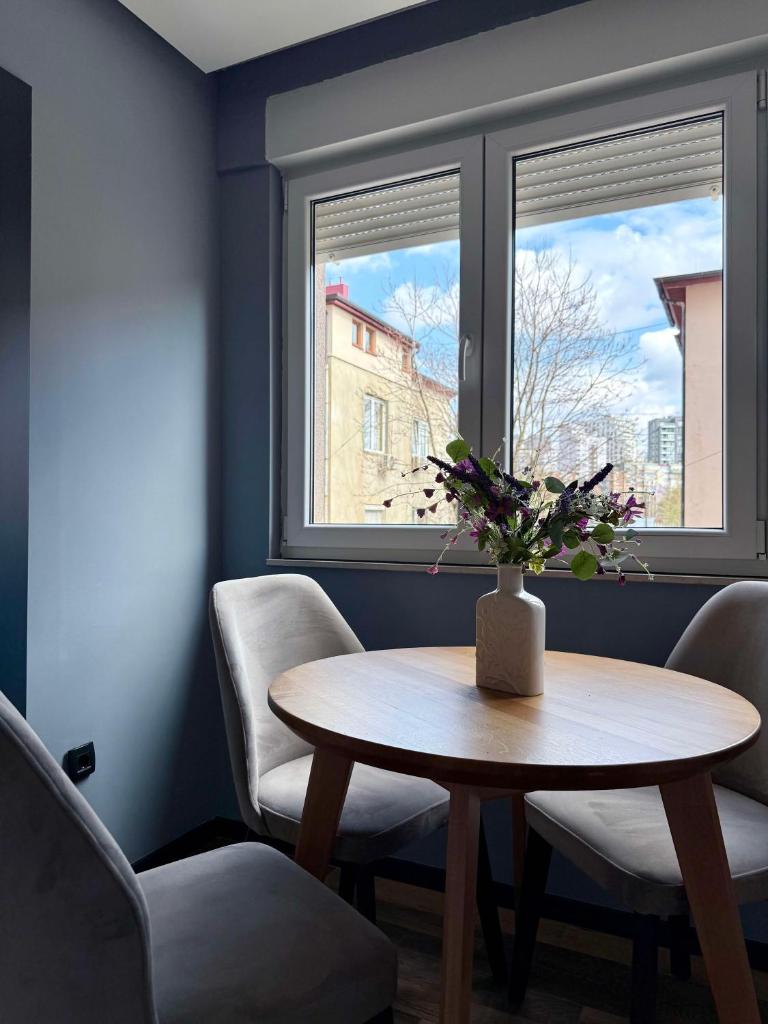 Stylish Downtown Apartment 4