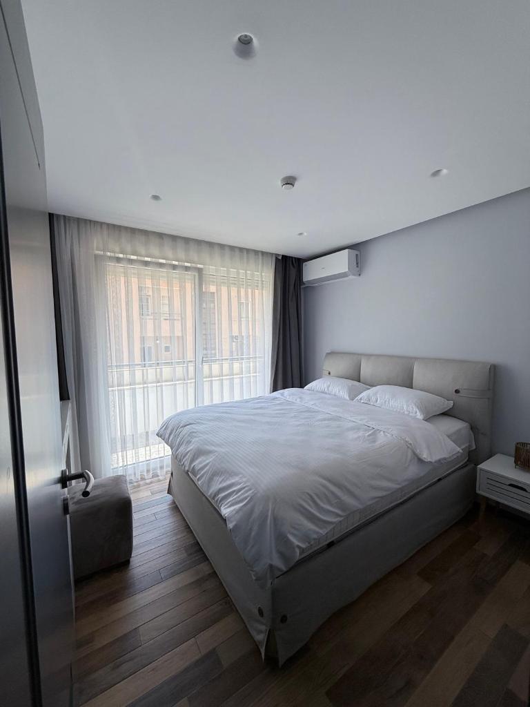 Stylish Downtown Apartment 6