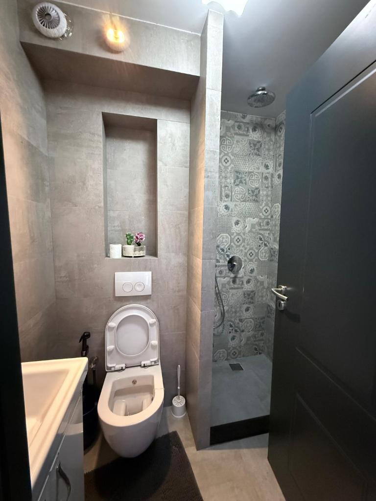 Stylish Downtown Apartment 7