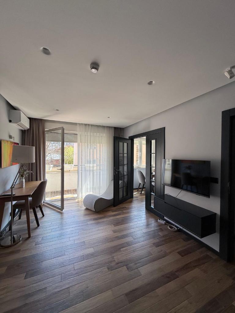 Stylish Downtown Apartment 5