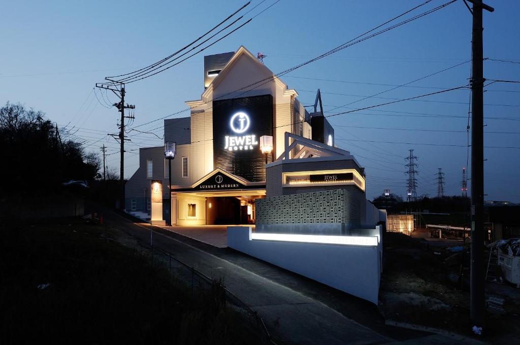 un bâtiment avec une enseigne sur le côté dans l'établissement JEWEL HOTEL LUXURY MODERN (Adult Only), à Miyoshi