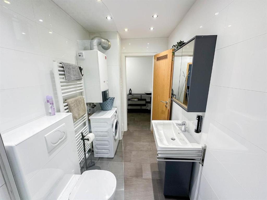ALFA Apartment Stuttgart Mitte 2 Zimmer City-Lage Berliner Platz Balkon Netflix Küche WM l 2BR 5 Beds 6 People l Fully equipped Kitchen & Bathroom 8