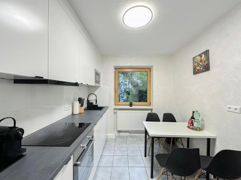 ALFA Apartment Stuttgart Mitte 2 Zimmer City-Lage Berliner Platz Balkon Netflix Küche WM l 2BR 5 Beds 6 People l Fully equipped Kitchen & Bathroom 4