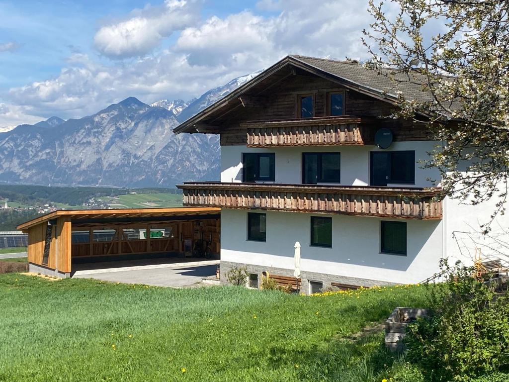 Apartment Wiesenhof - NATUR & WEITBLICK über Innsbruck - Ladestation für Elektroautos 5