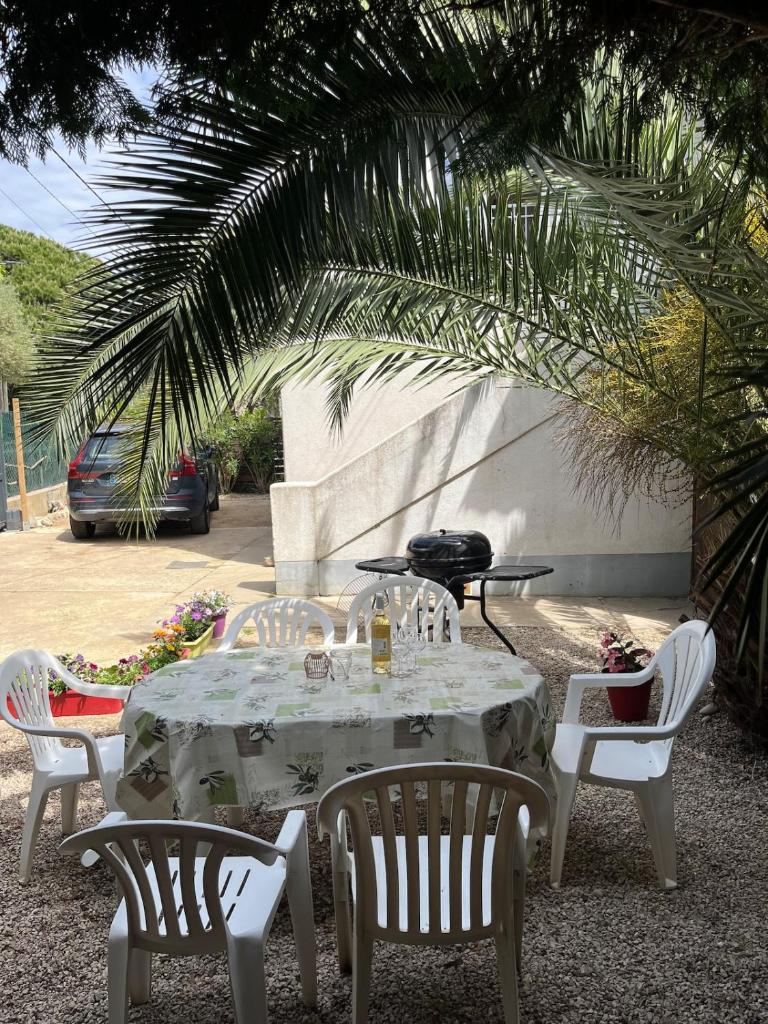 Villa la désirée, Haut de la villa très lumineux, entièrement rénovée, 3 pièces, climatisé, parking privé dans 120m2 de jardin, proche plage ! 3