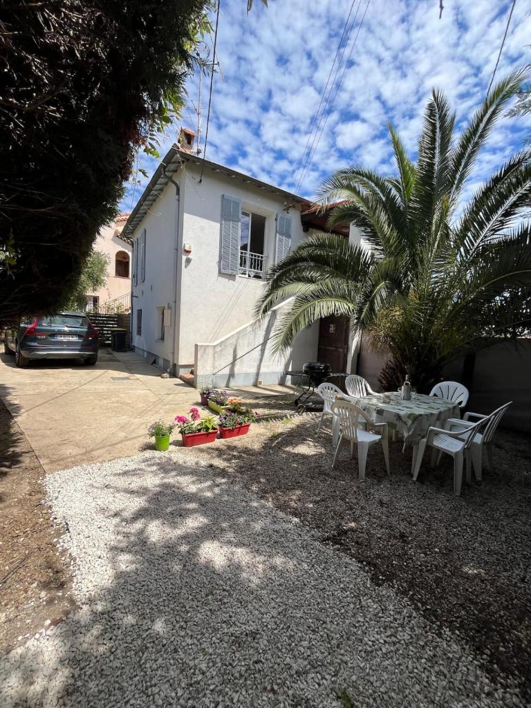 Villa la désirée, Haut de la villa très lumineux, entièrement rénovée, 3 pièces, climatisé, parking privé dans 120m2 de jardin, proche plage ! 2