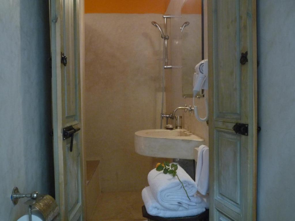 une salle de bain avec un lavabo, une douche et des toilettes dans l'établissement Dar al Sultan, à Marrakech 37 autres photos