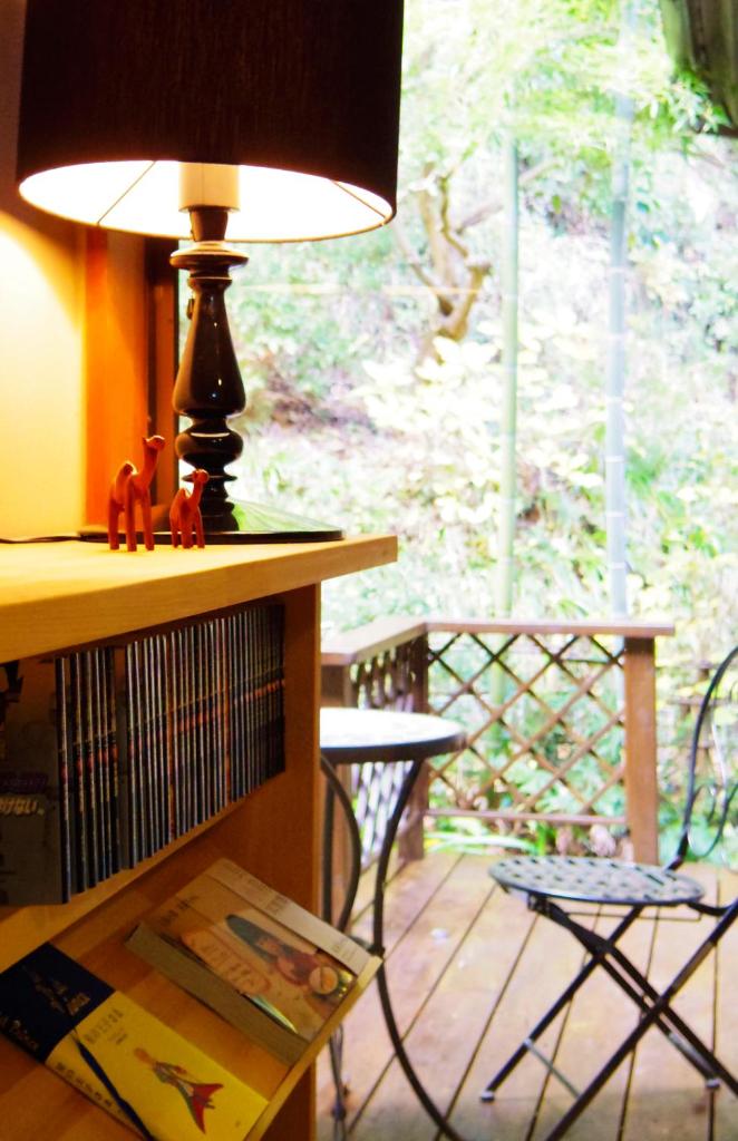 une lampe assise sur une étagère à côté d'une fenêtre dans l'établissement Hoshi Meguri, à Shimoda