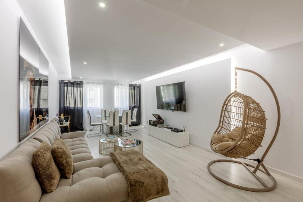 Spacious 3-bedroom condo near Lisbon Airport 2